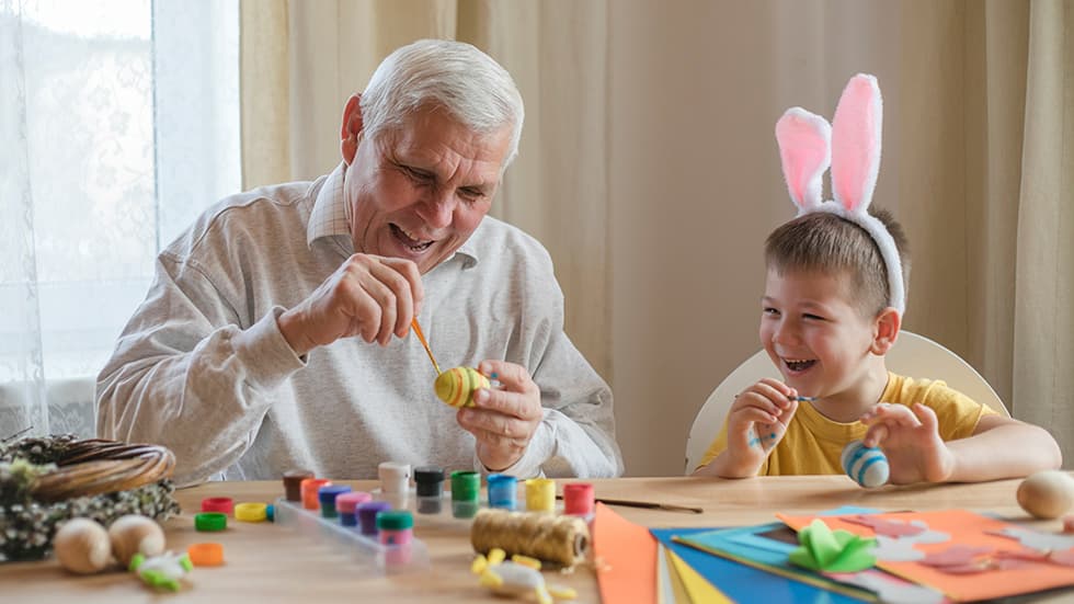 Anziani e bambini, un rapporto intergenerazionale che aiuta tutti (anche gli adulti che “stanno nel mezzo”)