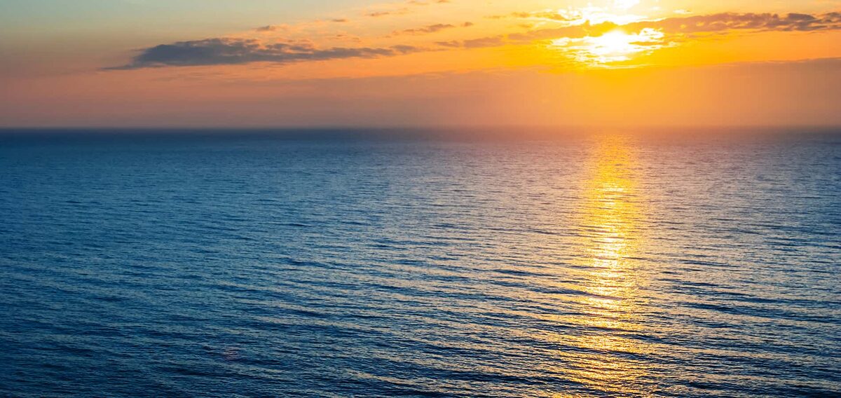 Tramonto sul mare, immagine del convegno Il mantello del custode