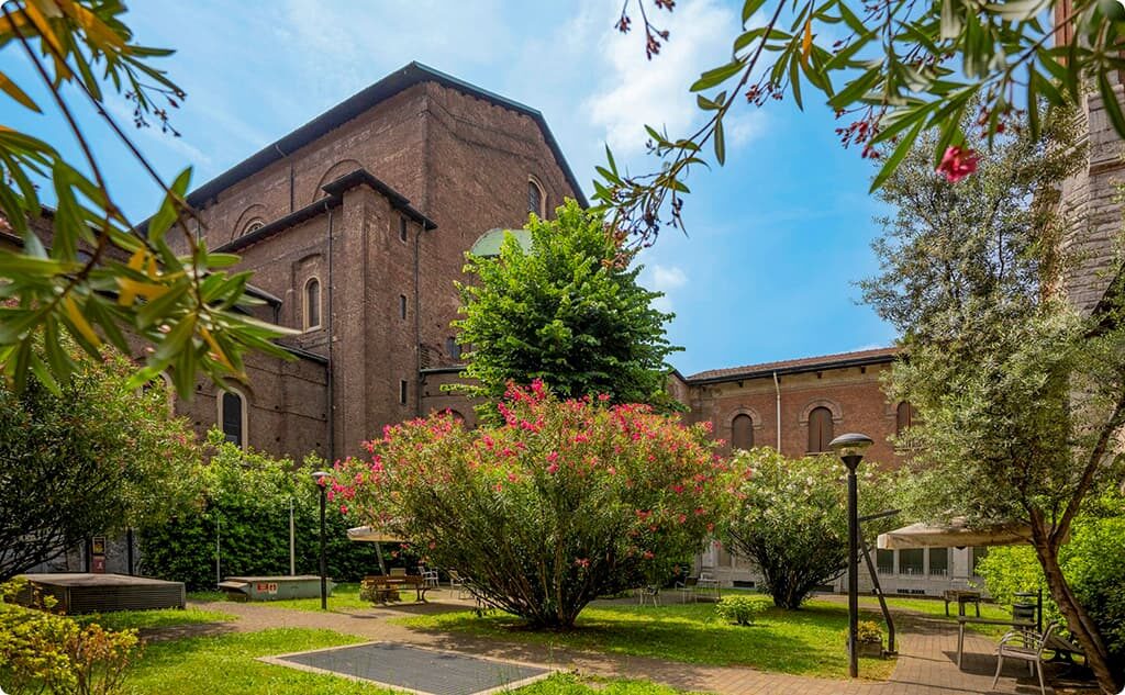 Residenza Anni Azzurri Parco Sempione, edificio in mattoni e giardino fiorito